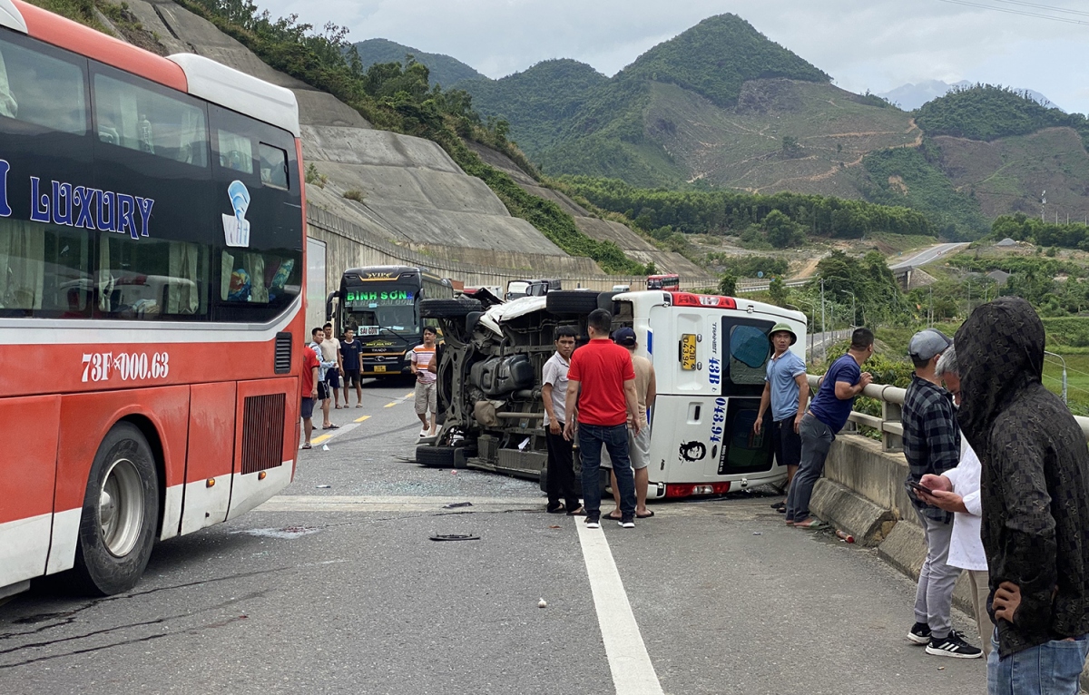 2 xe đâm nhau trên cao tốc La Sơn-Túy Loan, 1 người tử vong